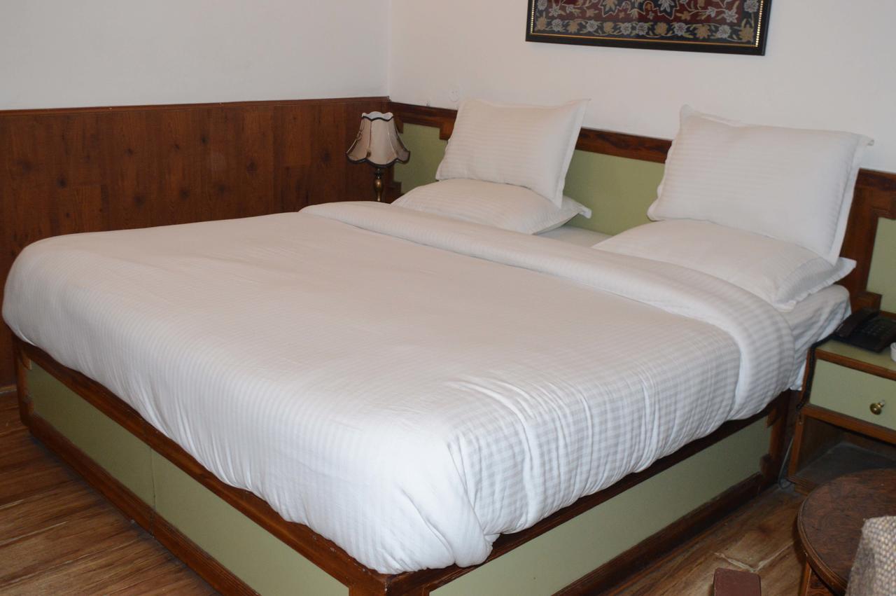 Standard Hotel And Resturant Srīnagar Extérieur photo