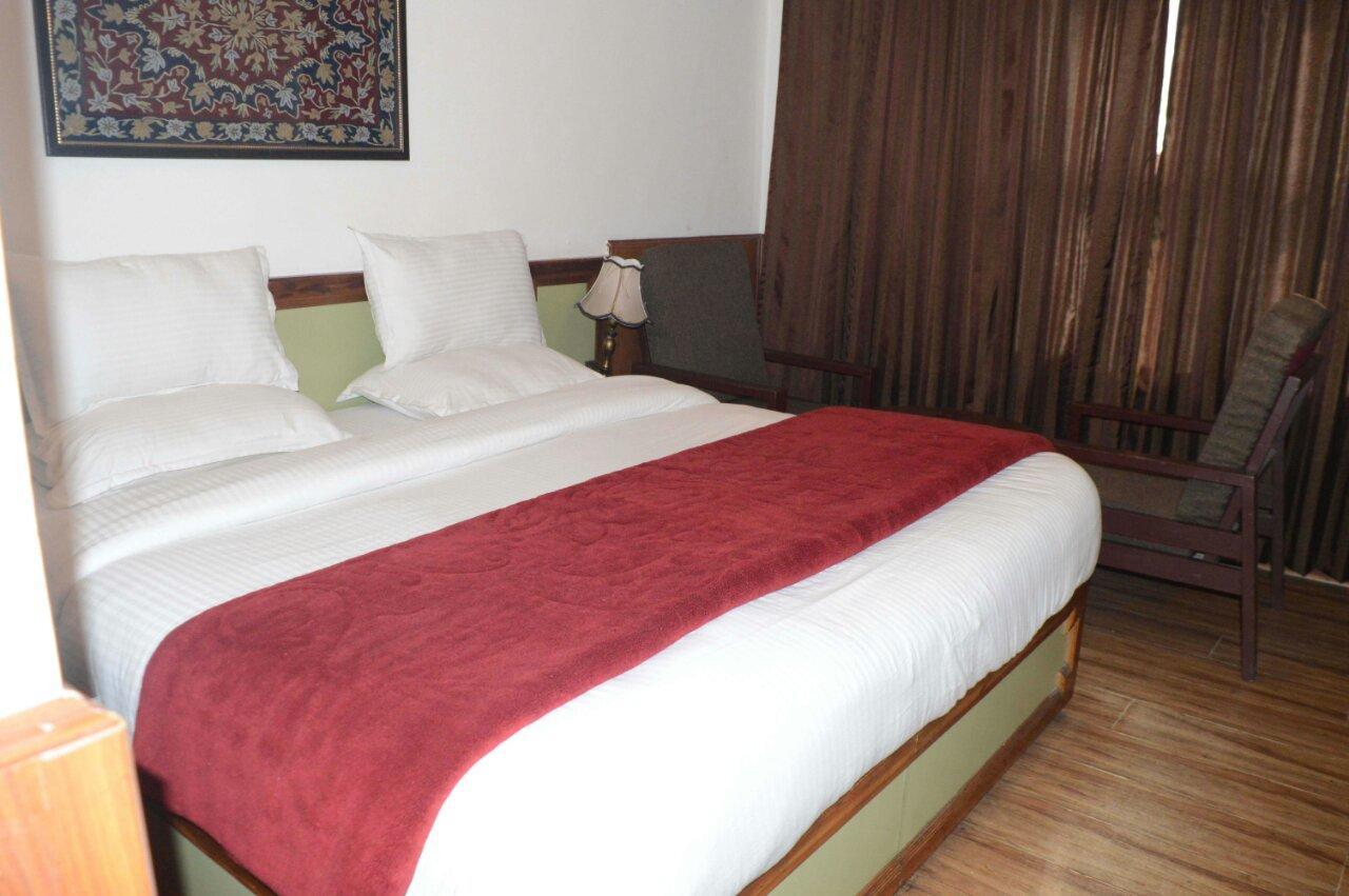 Standard Hotel And Resturant Srīnagar Extérieur photo