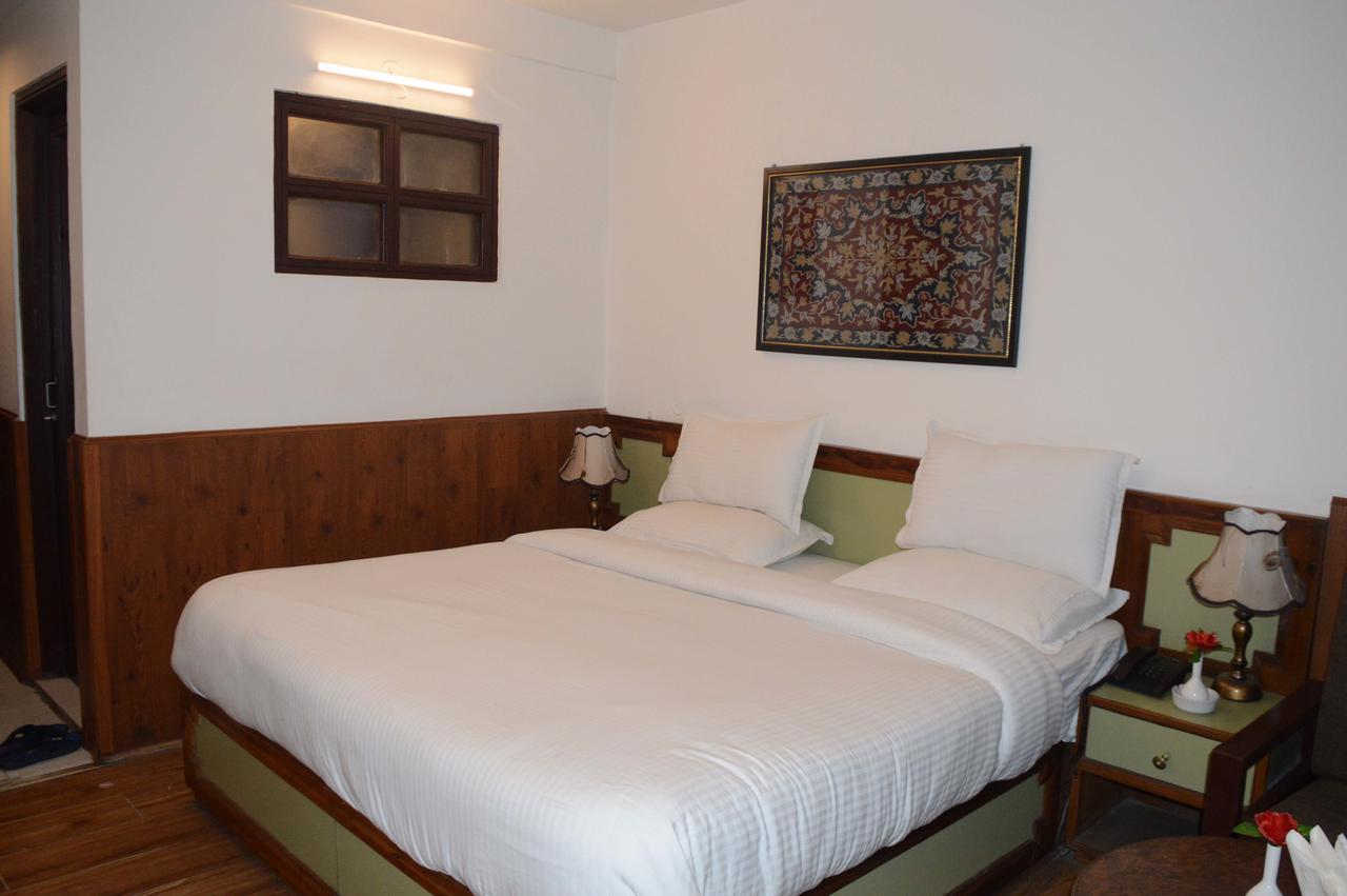 Standard Hotel And Resturant Srīnagar Extérieur photo